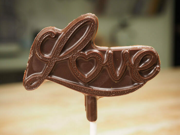 Suçon de chocolat noir avec inscription Love