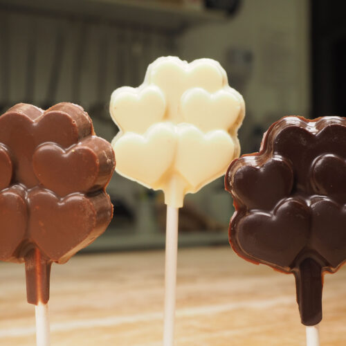 Suçons de chocolat avec forme de cinq petits coeurs