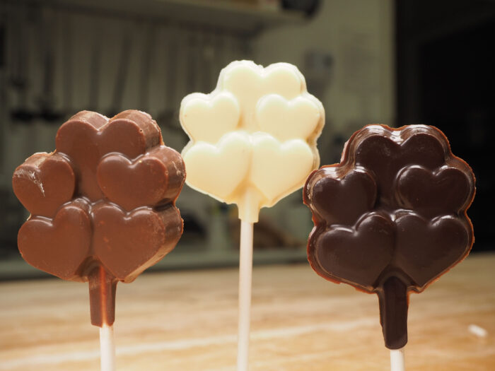 Suçons de chocolat avec forme de cinq petits coeurs