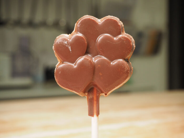 Suçons de chocolat au lait avec forme de cinq petits coeurs