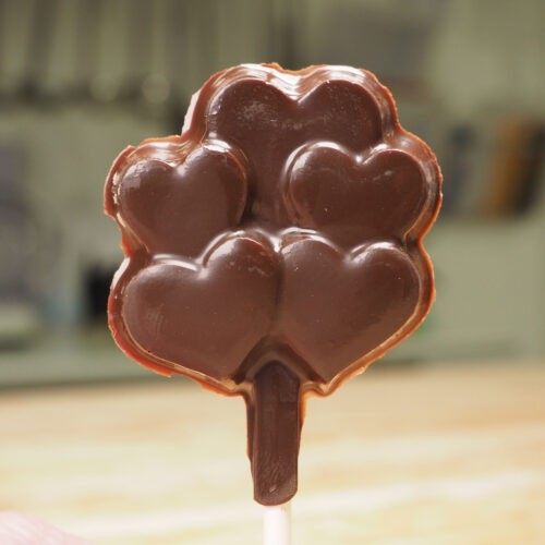 Suçon de chocolat noir avec forme de cinq petits coeurs