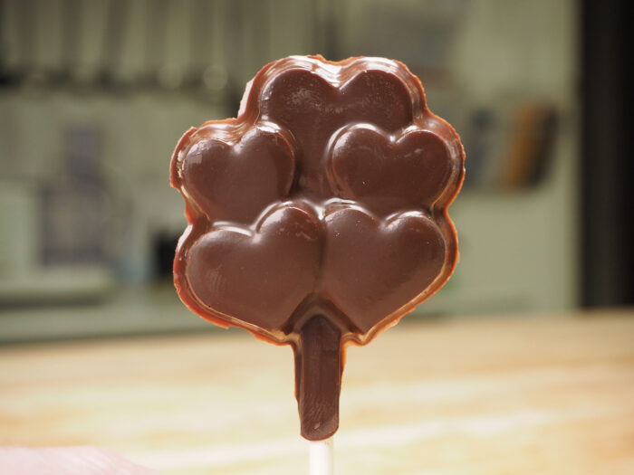 Suçon de chocolat noir avec forme de cinq petits coeurs