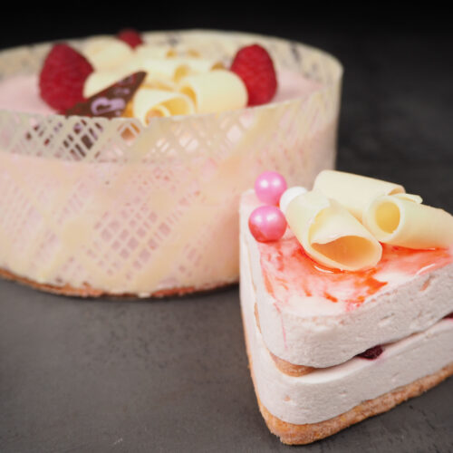 Morceaux de gâteau mousse rosée