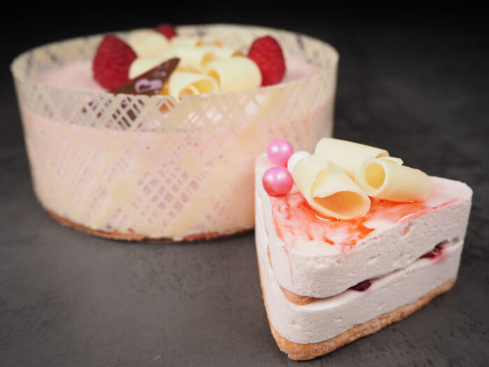 Morceaux de gâteau mousse rosée