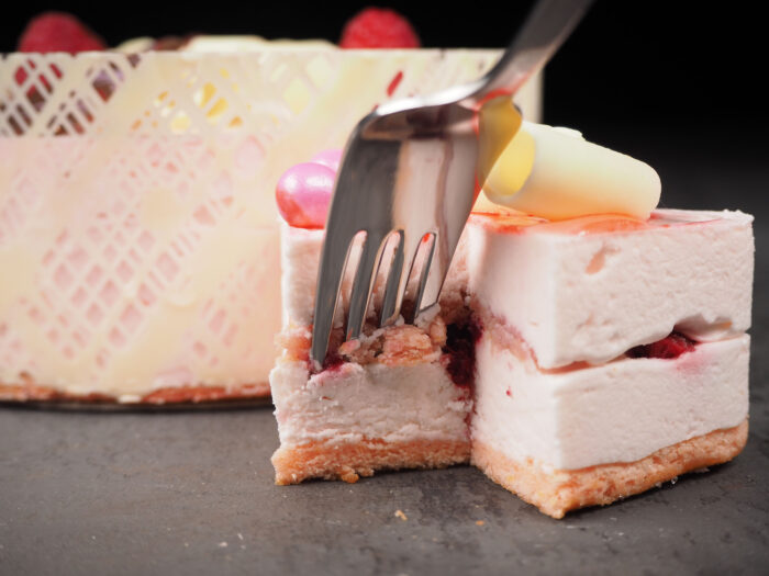 Morceaux de gâteau mousse rosée