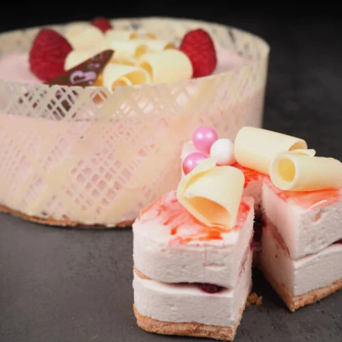 Morceaux de gâteau mousse rosée