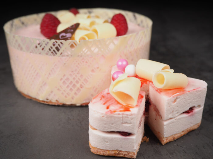 Morceaux de gâteau mousse rosée