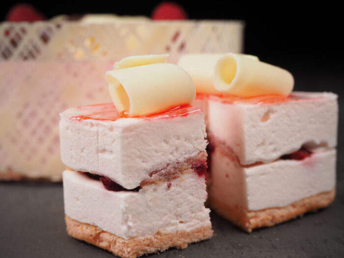 Morceaux de gâteau mousse rosée