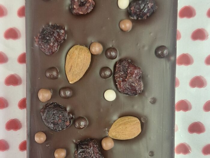 Tablette mendiant au chocolat noir, coté 1